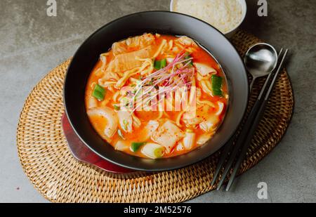 Eolkeunkalguksu, zuppa di noodle piccante coreana : Un piatto di noodle piccante fatto bollendo tagliatelle tagliate a coltello in brodo di acciuga caldo condito con gochujang (CH rosso Foto Stock