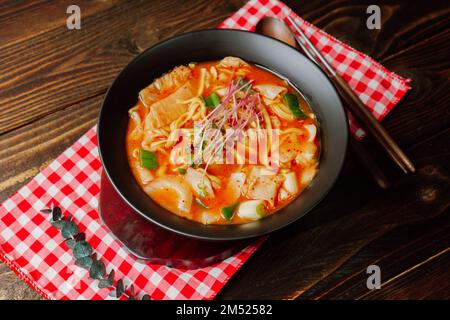 Eolkeunkalguksu, zuppa di noodle piccante coreana : Un piatto di noodle piccante fatto bollendo tagliatelle tagliate a coltello in brodo di acciuga caldo condito con gochujang (CH rosso Foto Stock
