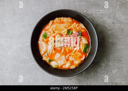 Eolkeunkalguksu, zuppa di noodle piccante coreana : Un piatto di noodle piccante fatto bollendo tagliatelle tagliate a coltello in brodo di acciuga caldo condito con gochujang (CH rosso Foto Stock