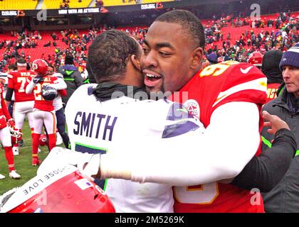 Kansas City, Stati Uniti. 24th Dec, 2022. Kansas City Chiefs Defensive Tackle Chris Jones (95) abbraccia il quartback di Seattle Seahawks Geno Smith (7) dopo il gioco all'Arrowhead Stadium di Kansas City, Missouri, sabato 24 dicembre 2022. Foto di Jon Robichaud/UPI Credit: UPI/Alamy Live News Foto Stock