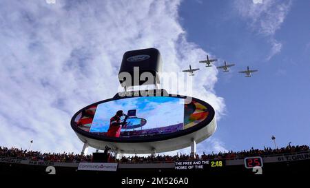 Kansas City, Stati Uniti. 24th Dec, 2022. A10 Warthog flyover all'Arrowhead Stadium di Kansas City, Missouri sabato 24 dicembre 2022. Foto di Jon Robichaud/UPI Credit: UPI/Alamy Live News Foto Stock