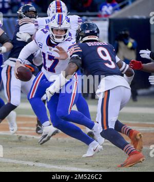 Chicago, Stati Uniti. 24th Dec, 2022. Il quarto di Buffalo Bills Josh Allen (17) si sbattuta con la palla contro gli orsi di Chicago al Soldier Field di Chicago sabato 24 dicembre 2022. The Bills ha vinto 35-13. Foto di Mark Black/UPI Credit: UPI/Alamy Live News Foto Stock