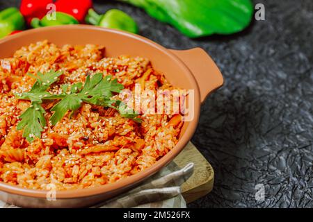 Kimchibokkeumbap, riso fritto kimchi coreano : riso fritto con kimchi tritati finemente. Carne di manzo, maiale, cipolle, cipolle verdi, e altre verdure possono essere adde Foto Stock