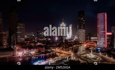 Uno splendido scenario notturno lungo la costa del fiume Tianjin Haihe Foto Stock