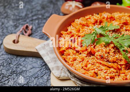 Kimchibokkeumbap, riso fritto kimchi coreano : riso fritto con kimchi tritati finemente. Carne di manzo, maiale, cipolle, cipolle verdi, e altre verdure possono essere adde Foto Stock