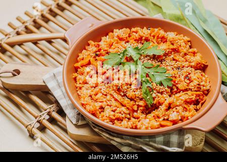 Kimchibokkeumbap, riso fritto kimchi coreano : riso fritto con kimchi tritati finemente. Carne di manzo, maiale, cipolle, cipolle verdi, e altre verdure possono essere adde Foto Stock