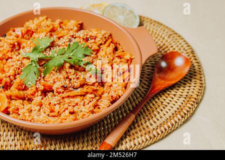 Kimchibokkeumbap, riso fritto kimchi coreano : riso fritto con kimchi tritati finemente. Carne di manzo, maiale, cipolle, cipolle verdi, e altre verdure possono essere adde Foto Stock