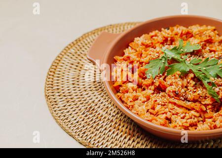 Kimchibokkeumbap, riso fritto kimchi coreano : riso fritto con kimchi tritati finemente. Carne di manzo, maiale, cipolle, cipolle verdi, e altre verdure possono essere adde Foto Stock