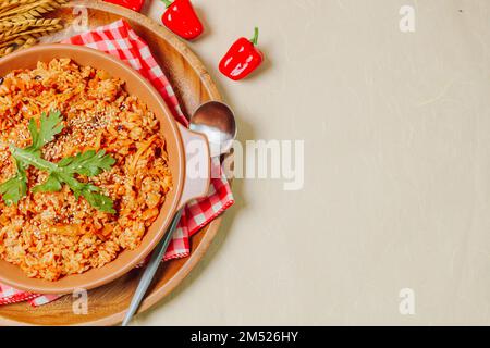 Kimchibokkeumbap, riso fritto kimchi coreano : riso fritto con kimchi tritati finemente. Carne di manzo, maiale, cipolle, cipolle verdi, e altre verdure possono essere adde Foto Stock