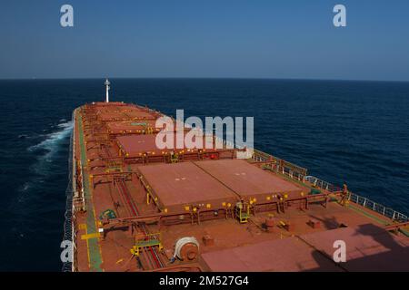 Un'enorme nave mercantile che trasporta carichi sfusi sul mare in condizioni di clima calmo Foto Stock