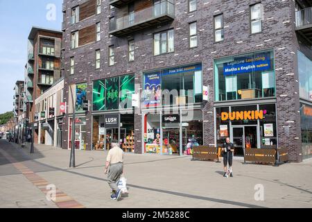 Bury centro città nel Greater Manchester Inghilterra negozi e appartamenti appartamento living, saponi lussureggianti e Dunkin donuts, Inghilterra, Regno Unito Foto Stock