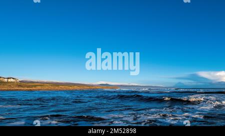 L'estuario del fiume Brora guardando a nord verso le colline innevate di Sutherland Foto Stock