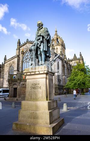 Adam Smith statua sul Royal Mile Edimburgo, un punto di riferimento per il famoso economista e filosofo scozzese e autore, Scozia, Regno Unito Foto Stock