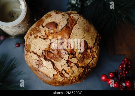 Panettone di Natale pane di frutta su sfondo festivo di festa, fuoco selettivo Foto Stock