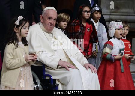 Stato della Città del Vaticano. 24th Dec, 2022. PAPA FRANCESCO presiede la Messa della vigilia di Natale a San Basilica di Pietro in Vaticano. (Credit Image: © Evandro Inetti/ZUMA Press Wire) Foto Stock