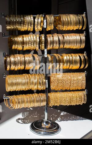 Display negozio di decine di golden Bracciali e schiave Foto Stock