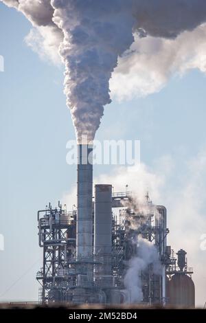 Anacortes WA USA - 18 novembre 2022: Fumo dalla raffinazione dell'olio nel pertroleo alla raffineria della Marathon Foto Stock