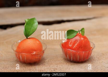 Kanom Look Choup, tradizionale dessert tailandese a base di fagioli verdi, latte di cocco, zucchero e gelatina in forma arancione Foto Stock