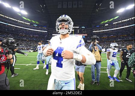 Arlington, Stati Uniti. 24th Dec, 2022. Dak Prescott, quaterback dei Dallas Cowboys, esce dal campo dopo aver giocato alle Philadelphia Eagles durante la loro partita NFL all'AT&T Stadium di Arlington, Texas, sabato 24 dicembre 2022. I Cowboys sconfissero le aquile 40-34. Foto di Ian Halperin/UPI Credit: UPI/Alamy Live News Foto Stock