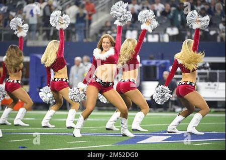 Arlington, Stati Uniti. 24th Dec, 2022. I Dallas Cowboys Cheerleaders esibiscono il loro annuale spettacolo natalizio durante la partita della NFL all'AT&T Stadium di Arlington, Texas, sabato 24 dicembre 2022. I Cowboys sconfissero le aquile 40-34. Foto di Ian Halperin/UPI Credit: UPI/Alamy Live News Foto Stock
