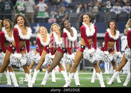 Arlington, Stati Uniti. 24th Dec, 2022. I Dallas Cowboys Cheerleaders si esibiscono ogni anno durante la partita degli eredi NFL all'AT&T Stadium di Arlington, Texas, sabato 24 dicembre 2022. I Cowboys sconfissero le aquile 40-34. Foto di Ian Halperin/UPI Credit: UPI/Alamy Live News Foto Stock
