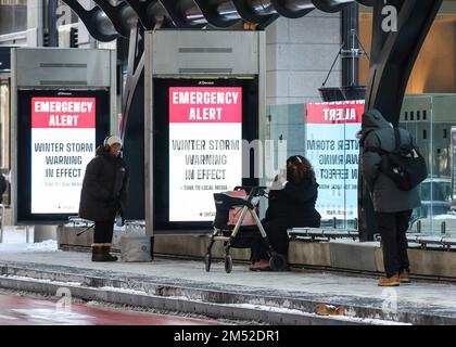 Chicago, Stati Uniti. 24th Dec, 2022. La gente attende l'autobus a Chicago, negli Stati Uniti, il 24 dicembre 2022. Una forte tempesta invernale ha travolto Chicago. Credit: Joel Lerner/Xinhua/Alamy Live News Foto Stock