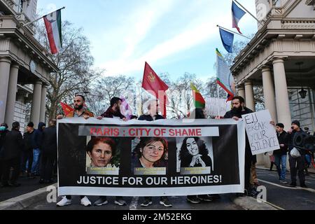 Londra, Regno Unito. 24th dicembre 2022. La comunità curda si è riunita per protestare al di fuori dell'ambasciata francese a Knightsbridge, dopo l'uccisione di tre persone a Parigi e di altri tre feriti, ieri mattina in un sospetto attacco razzista. I dimostranti hanno marciato sull'ambasciata turca con molti che credono che lo Stato sia dietro l'attacco a un centro culturale curdo e a un salone di parrucchiere in una zona prevalentemente curda. Credit: Undicesima ora di Fotografia/Alamy Live News Foto Stock