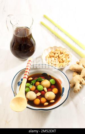 Wedang Ronde Jahe è una pallina di riso glutinosa con sciroppo di zenzero e zucchero di palma. Conosciuto anche come Tangyuan nella Cultura Cinese, mangiate al Dongzhi Festival e al Chi Foto Stock