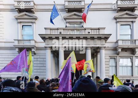 Londra, Regno Unito. 24th dicembre 2022. La comunità curda si è riunita per protestare al di fuori dell'ambasciata francese a Knightsbridge, dopo l'uccisione di tre persone a Parigi e di altri tre feriti, ieri mattina in un sospetto attacco razzista. I dimostranti hanno marciato sull'ambasciata turca con molti che credono che lo Stato sia dietro l'attacco a un centro culturale curdo e a un salone di parrucchiere in una zona prevalentemente curda. Credit: Undicesima ora di Fotografia/Alamy Live News Foto Stock