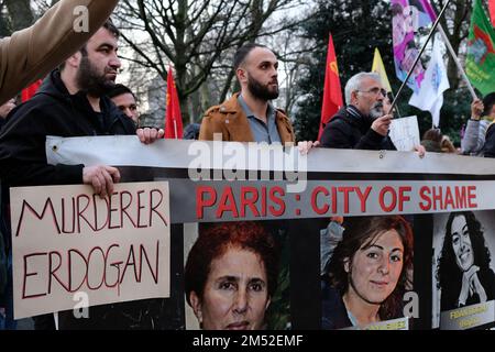 Londra, Regno Unito. 24th dicembre 2022. La comunità curda si è riunita per protestare al di fuori dell'ambasciata francese a Knightsbridge, dopo l'uccisione di tre persone a Parigi e di altri tre feriti, ieri mattina in un sospetto attacco razzista. I dimostranti hanno marciato sull'ambasciata turca con molti che credono che lo Stato sia dietro l'attacco a un centro culturale curdo e a un salone di parrucchiere in una zona prevalentemente curda. Credit: Undicesima ora di Fotografia/Alamy Live News Foto Stock