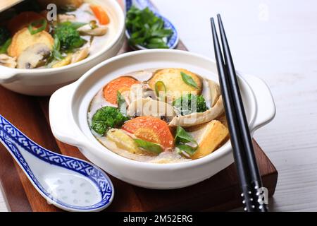 SAPO Tahu, indonesiano cibo cinese, fatto con tofu, verdure, pollo, Funghi e gamberi o frutti di mare Foto Stock