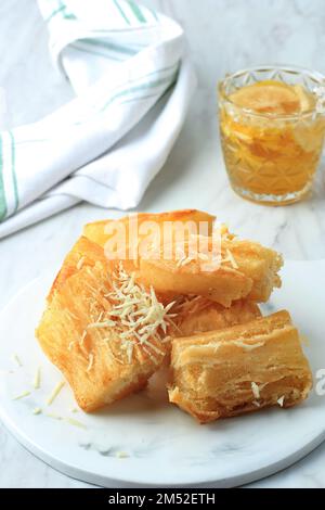 Manioca fritta. Manioca con formaggio, tradizionale cibo brasiliano. Su tavolo bianco Foto Stock