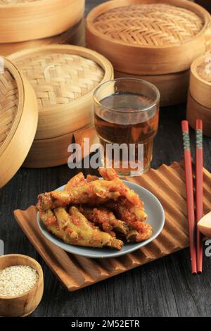 Dim Sum piedi di pollo su vaporiera di bambù Foto Stock
