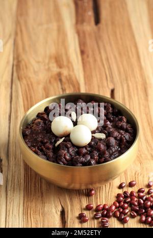 Patjuk, porridge di fagioli rossi coreani con torta di riso Foto Stock