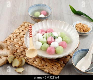 Wedang Ronde o Tangyuan, dessert Peranakan a base di palle di riso glutinose e zuppa di zenzero calda. Di solito mangiate per il Festival del Solstizio d'Inverno Foto Stock