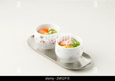 Chawanmushi, crema di uova al vapore giapponese con palla di pesce e guarnizione Narutomaki. Copia spazio per testo Foto Stock