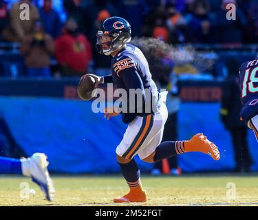 24 dicembre 2022 - Chicago Bears quarterback Justin Fields (1) esce durante la partita di calcio contro i Buffalo Bills a Chicago, il Foto Stock