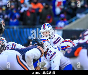 24 dicembre 2022 - il quartback di Buffalo Bills Josh Allen (17) si occupa della difesa durante la partita di calcio ai Chicago Bears a Chicago, Illinois Foto Stock