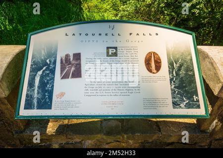 Insegna interpretativa a Latourell Falls, Columbia River Gorge National Scenic Area, Oregon USA Foto Stock