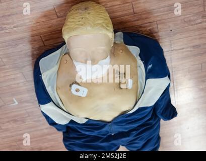 Il manichino umano si trova sul pavimento durante la rianimazione cardiopolmonare. Corso di primo soccorso su CPR fittizio, concetto di formazione sul pronto soccorso CPR Foto Stock
