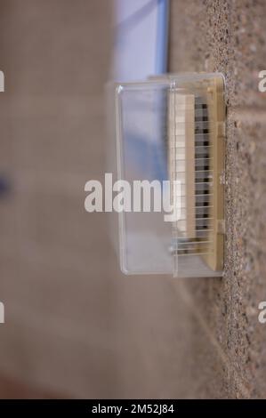 Focalizzazione selettiva sul termostato coperto bloccato per evitare variazioni di temperatura Foto Stock