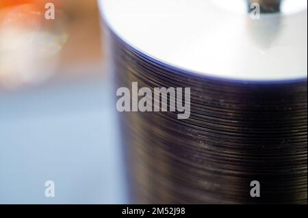 Focalizzazione selettiva su una custodia di CD compact disc utilizzati per la memorizzazione di supporti elettronici. Foto Stock