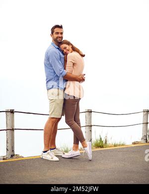 Fanno una coppia così bella. una coppia amorevole che trascorre un po' di tempo insieme all'aperto. Foto Stock