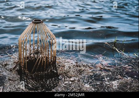 coperchio del canale di fuoriuscita dello stagno in gabbia con accumulo Foto Stock