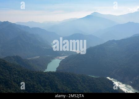 La vista mistica del fiume himalayan Teesta, gola e sentiero fluviale da Durpin dara-Kalimpong. Foto Stock