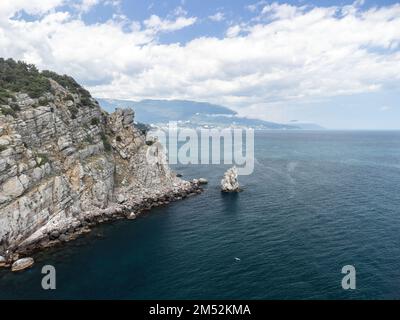 Foto aerea della roccia Parus Sail e Ayu-Dag Bear Mountain e vicino a Gaspra, Yalta, Crimea in una luminosa giornata di sole sul Mar Nero. Rock Parus a Gaspra Foto Stock