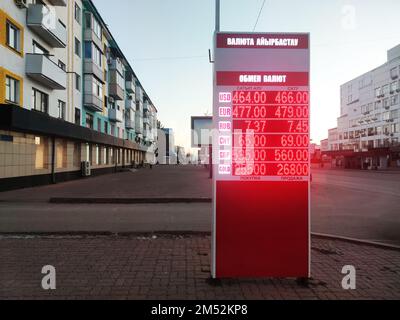 Un quadro di valutazione con i tassi di cambio di valuta in via Pavlodar. traduzione: cambio valuta, acquisto e vendita Foto Stock