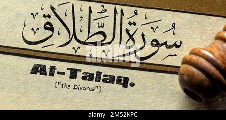 Il Corano Santo si apre con un focus sul titolo del capitolo all'inizio del Capitolo 65th, il divorzio - Surah at-Talaq. Il Surah at-Talaq ha il titolo WIT Foto Stock