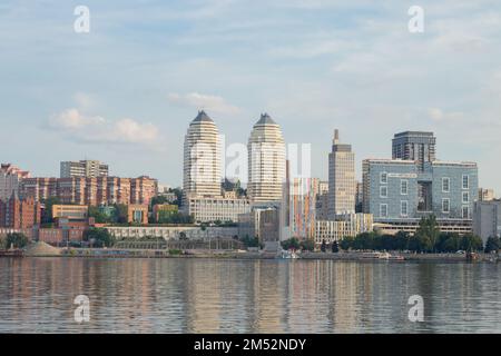 Ucraina, Dnipro - 03 luglio 2020. L'argine centrale della città di Dnieper in Ucraina. Vista dal fiume Dnieper. Foto Stock