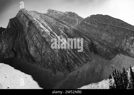 Una scala di grigi del bellissimo Monte Chester in una giornata di sole, ad Alberta, Canada Foto Stock